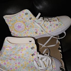 NWT Brand New Floral Converse Sneakers